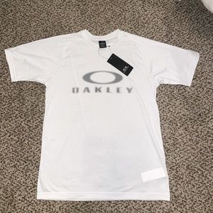NEW WITH TAGS! Men’s Oakley White T-Shirt Hydrolix Blurred Logo Size Small